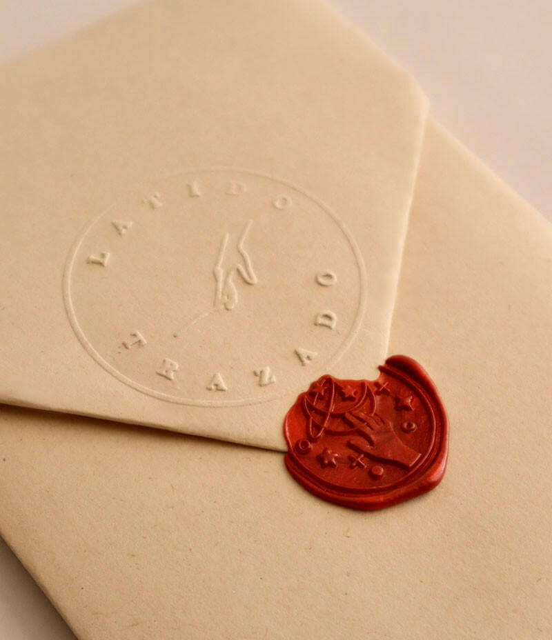 Tarjeta de regalo elegante con sobre y sello de cera
