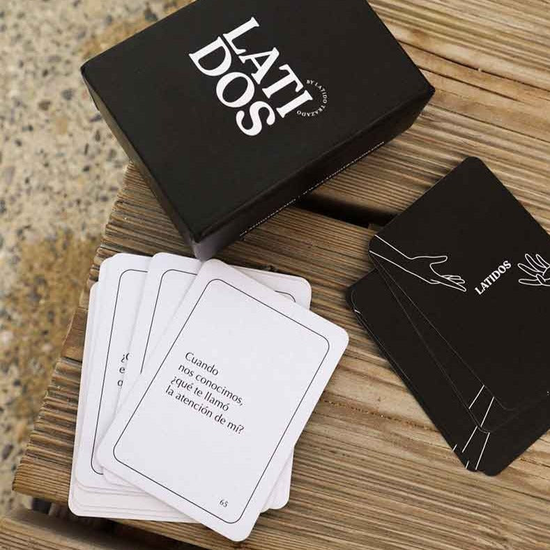 Juego Latidos para crear recuerdos inolvidables con preguntas y retos que fomentan la intimidad en pareja.
