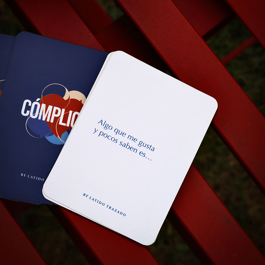 Juego Cómplices para journaling y autoconocimiento, perfecto para fortalecer vínculos con amigos o pareja